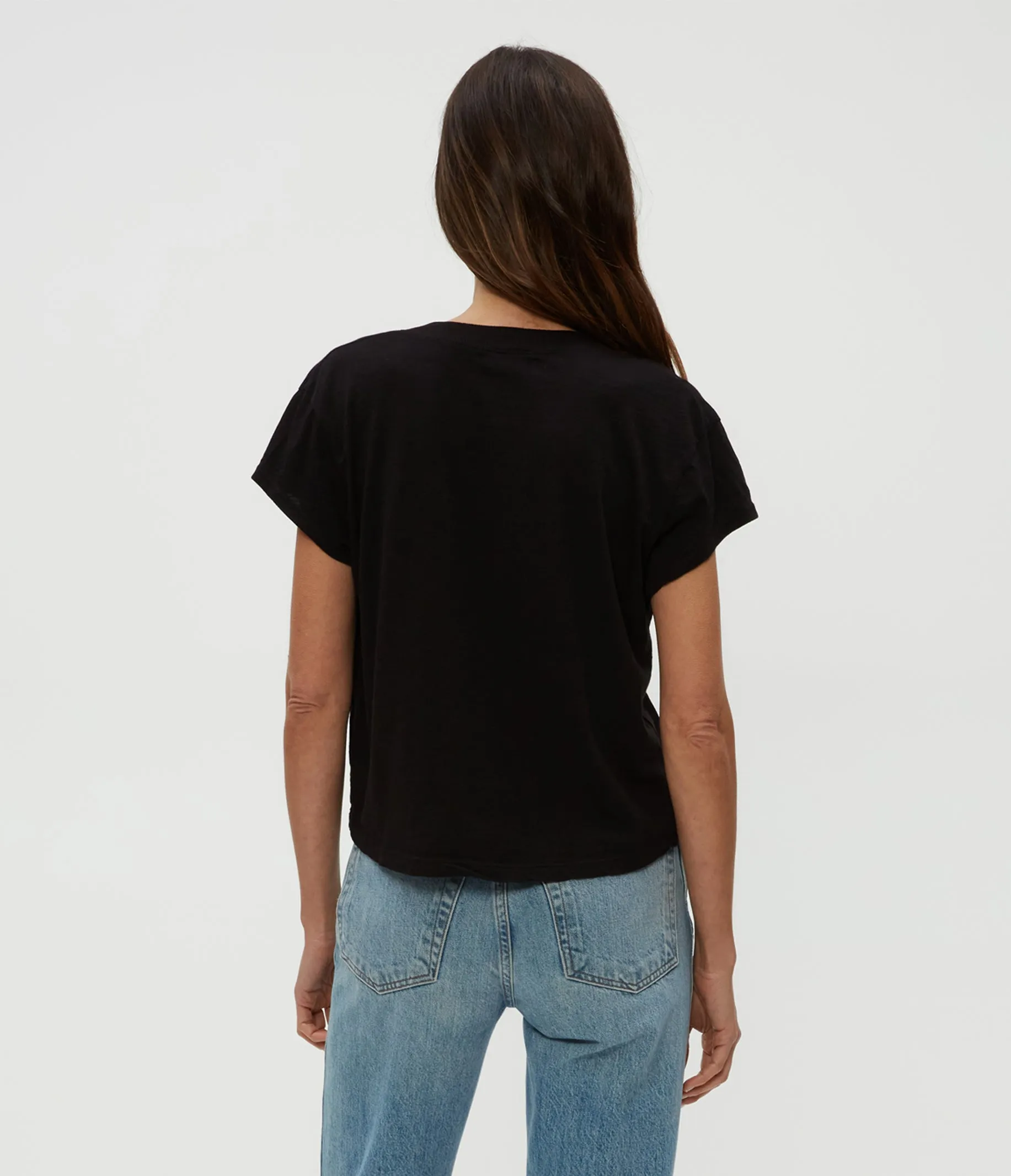 HARLAN CROPPED V-NECK TEE IN BLACK