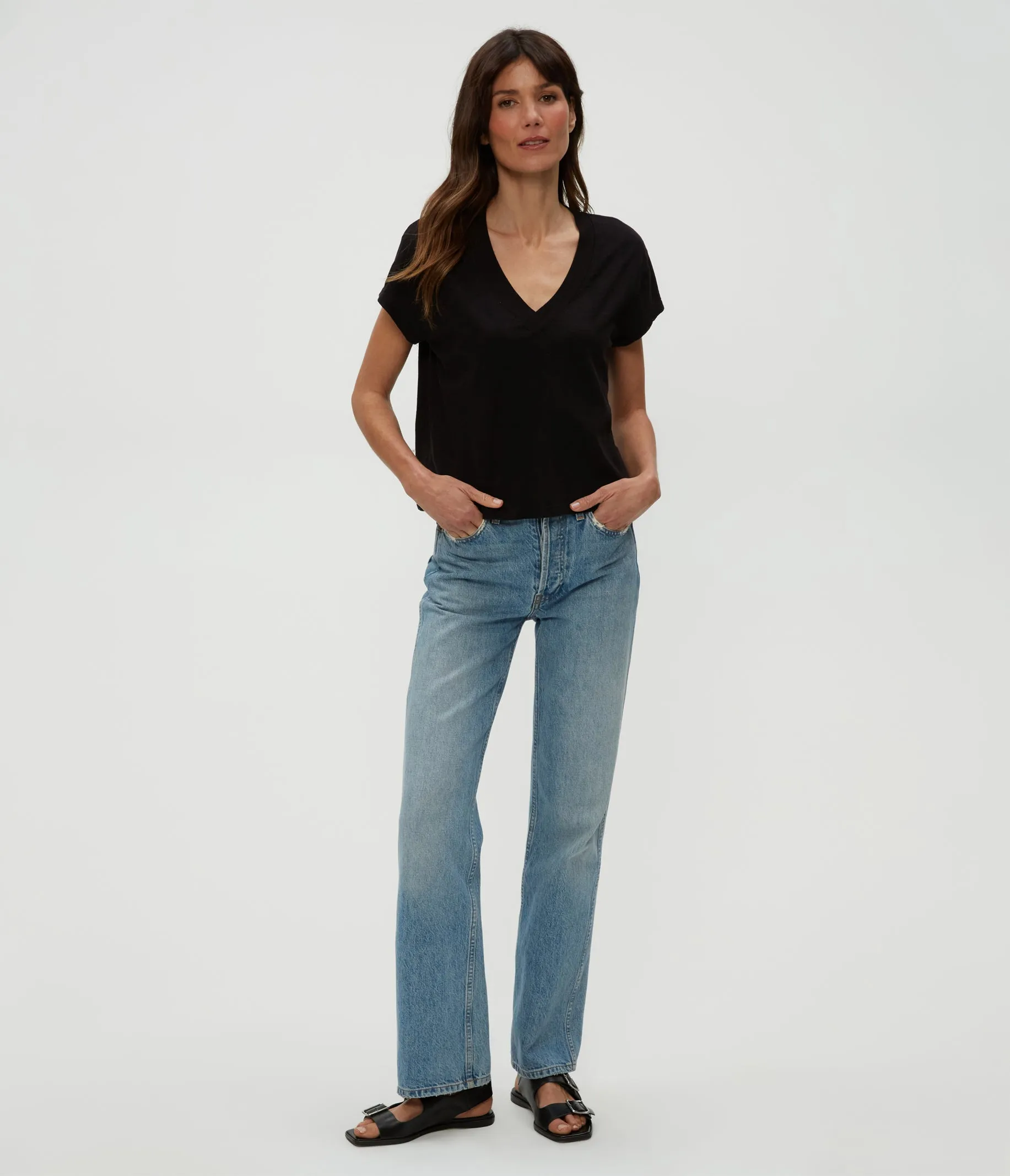 HARLAN CROPPED V-NECK TEE IN BLACK