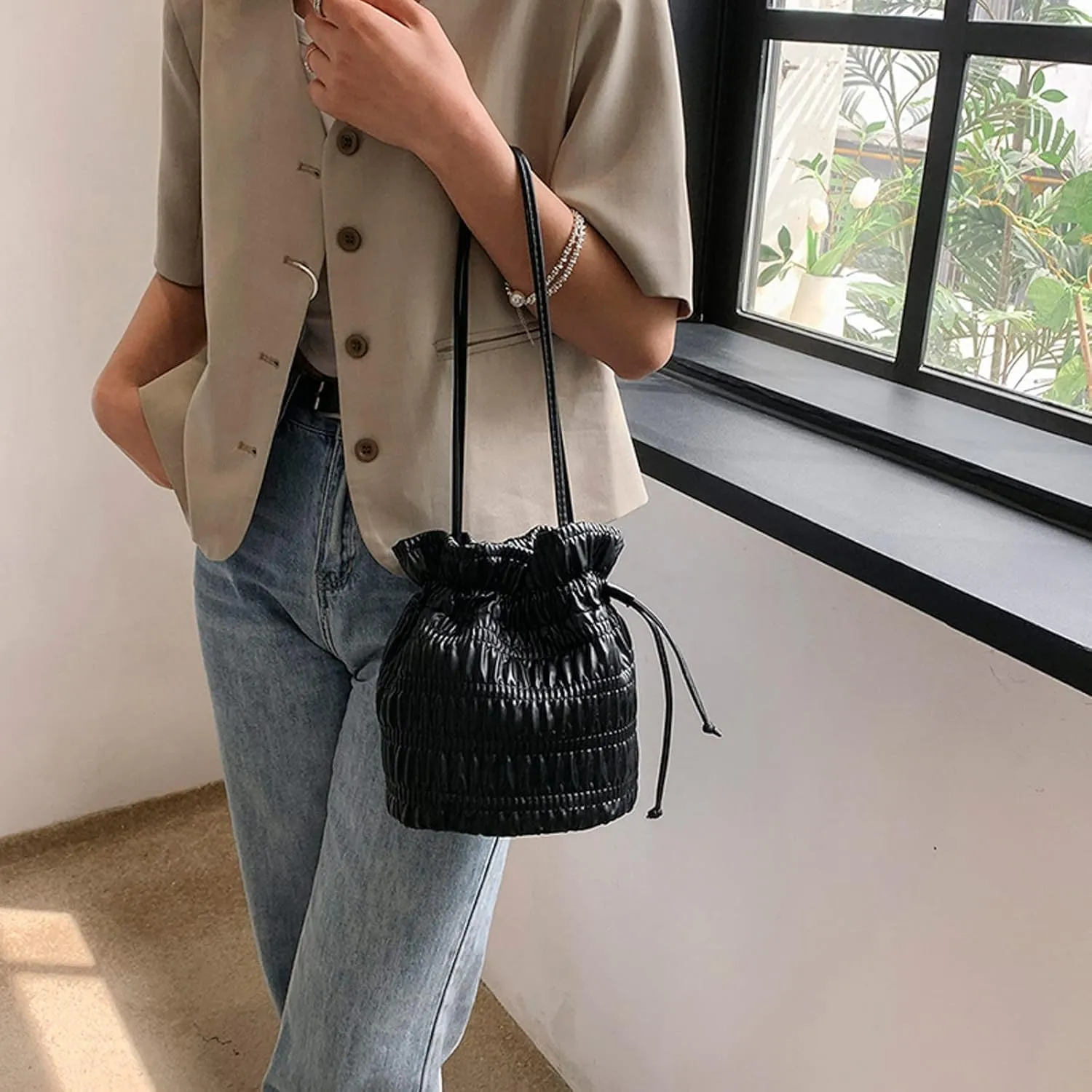 Ladies Crossbody Bag Shoulder Bag Large Capacity Personality Solid Colour Bright Surface Drawstring (Black, One Size)